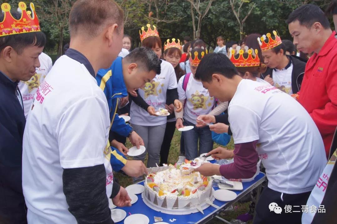 傻二哥参加“追梦松湖，保利同行”环生态园漫步节活动-切生日蛋糕